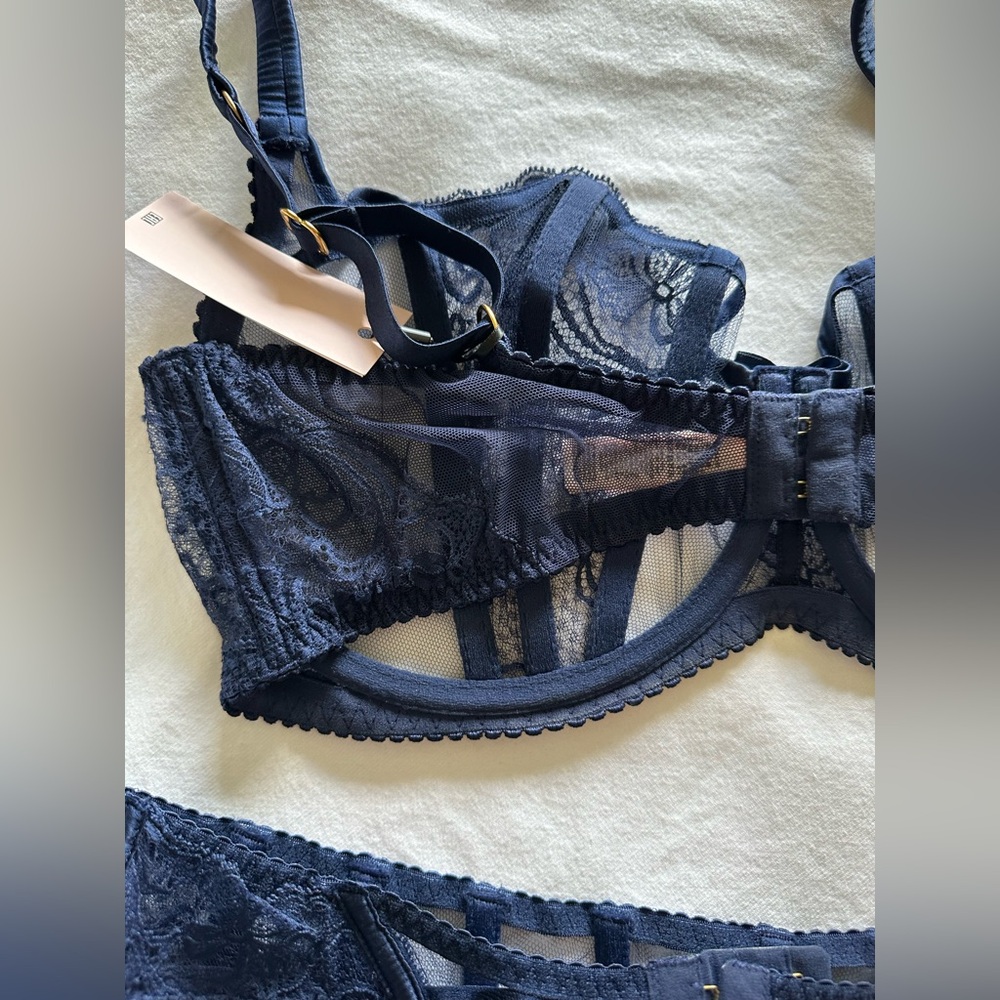 NWT Agent Provocateur Rozlyn Navy Balconette and Garter Thong Set 38E & 6 Rare - Picture 14 of 17